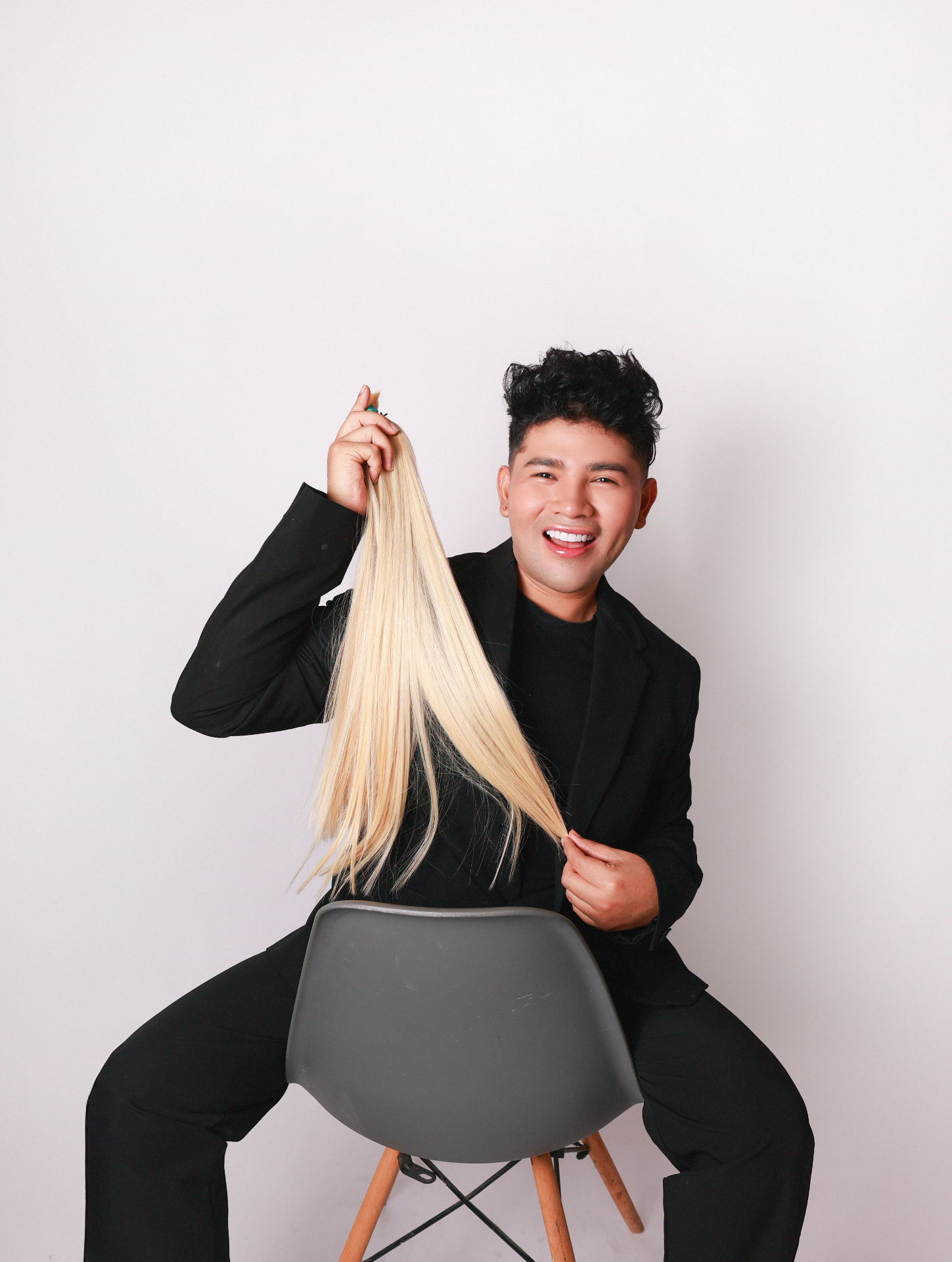 Kevin mostrando extensión rubia